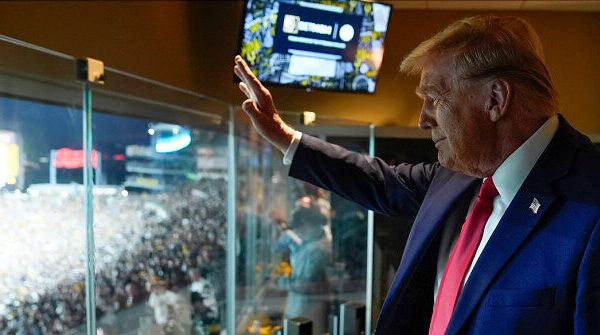 Trump Welcomed at Steelers Game to Thunderous Chants of 'USA, USA!'