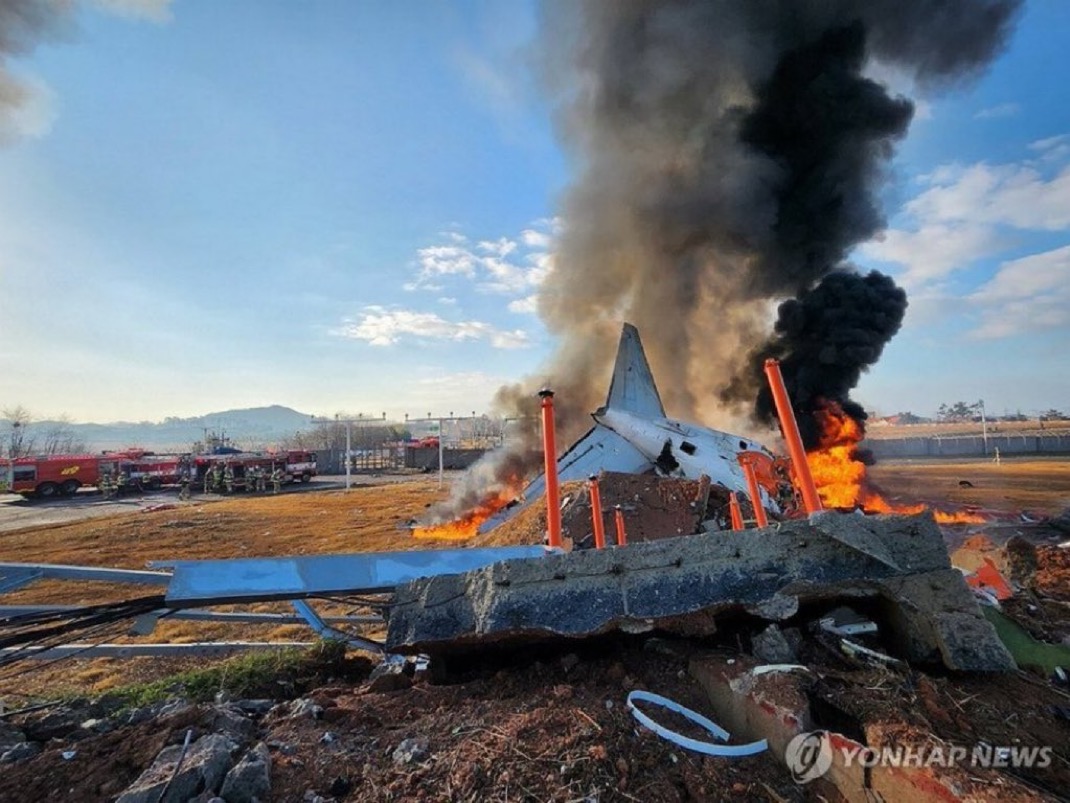 Plane with 181 on board crashes in South Korea, killing 29