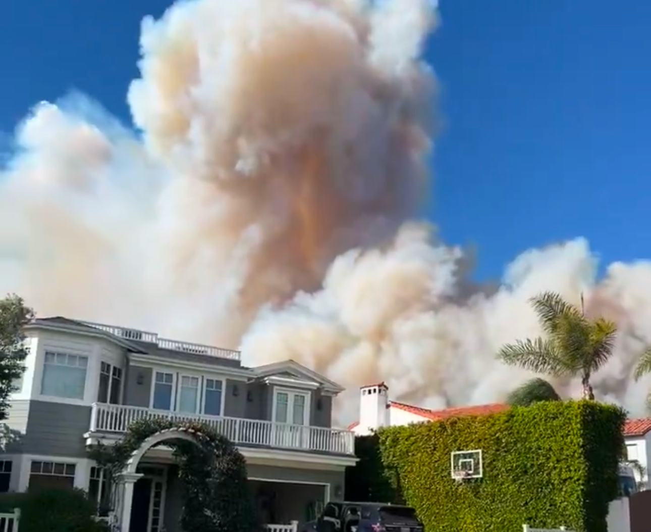 Whole streets burn as fires rage around Los Angeles